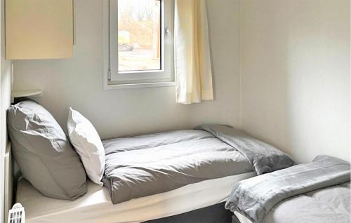 uma cama num quarto com uma janela em Beautiful Home In Ssel With Kitchen em Süsel