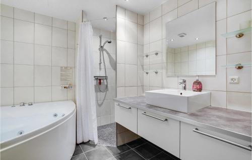 uma casa de banho branca com uma banheira e um lavatório e uma banheira em Pet Friendly Home In Rm With Wifi em Bolilmark