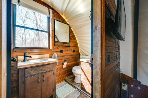 łazienka z umywalką, toaletą i oknem w obiekcie Ultimate Covered Wagon Pioneers Paradise w mieście Brownsville