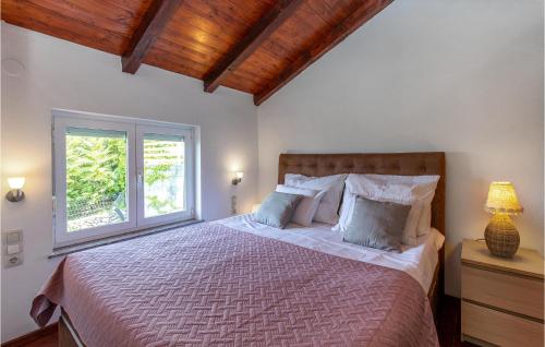 - une chambre avec un grand lit et une fenêtre dans l'établissement Pet Friendly Home In Crikvenica With Wifi, à Crikvenica