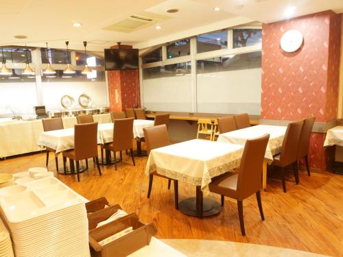 a restaurant with tables and chairs and a counter at APA Hotel Saitama Yatsuka Ekimae in Soka