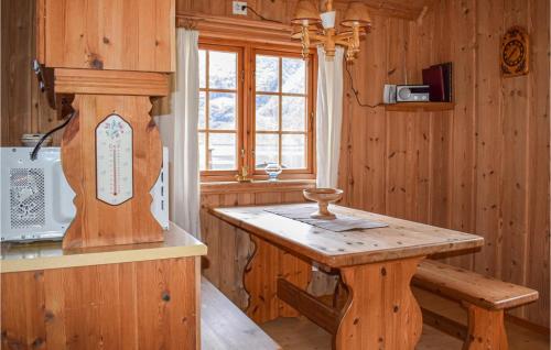 une cuisine en bois avec une table en bois et une fenêtre dans l'établissement Awesome Home In Rauland With Kitchen, à Vå