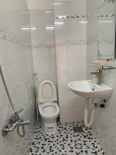 a bathroom with a toilet and a sink at MOTEL MINH ANH in Ấp Rạch Mẹo