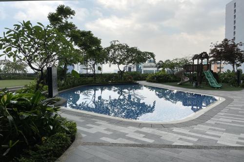 une piscine avec un toboggan et une aire de jeux dans l'établissement Luxe Air Residences by Makati, à Manille