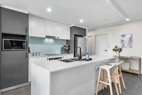 Η κουζίνα ή μικρή κουζίνα στο Modern Coastal Apartment - Walk to beach and shops