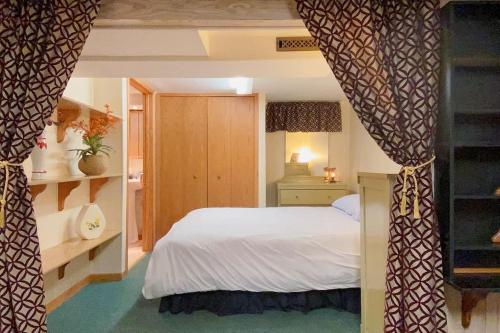 1 dormitorio con 1 cama blanca en una habitación en Blissful Retreat in Wisconsin Rapids, en Wisconsin Rapids