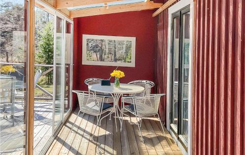 ein Esszimmer mit einem Tisch und Stühlen auf einer Terrasse in der Unterkunft Amazing Home In Gunnebo With House Sea View in Gunnebo