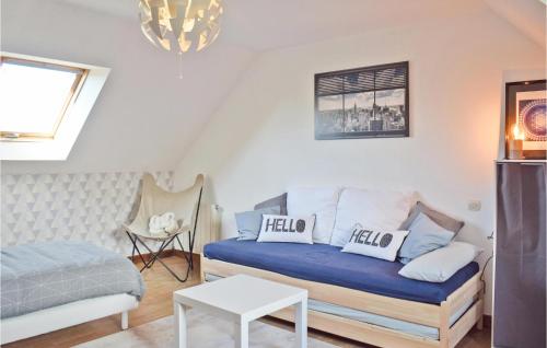 a living room with a couch and a bed at Nice Home In Plehedel in Pléhédel