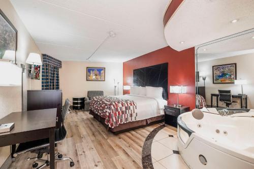 Habitación de hotel con cama y baño en Red Roof Inn & Suites Macon, en Macon