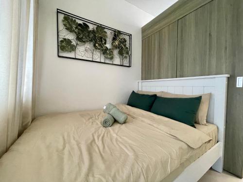 um quarto com uma cama com um urso de peluche em Casa Feliz - Greenfield em Manila