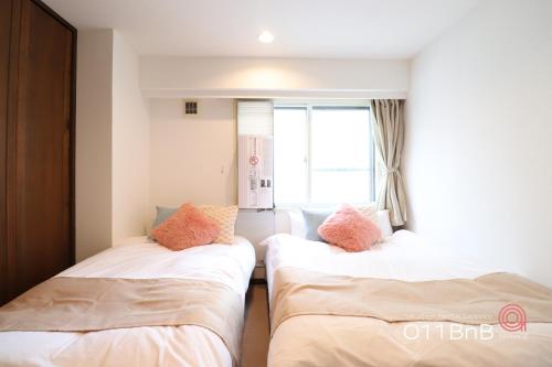 NK BLD3F Sapporo 3LDK 3BR 1 floor 1 roomにあるベッド