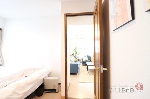 NK BLD3F Sapporo 3LDK 3BR 1 floor 1 roomにあるベッド