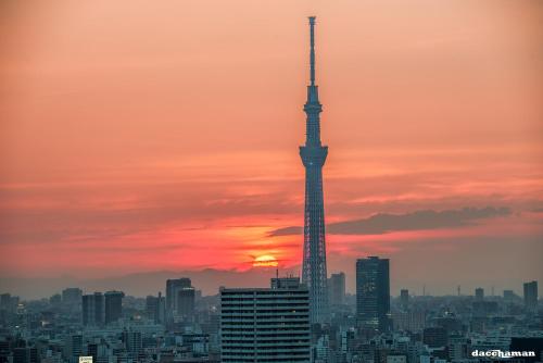 Blick auf den osaka-Turm bei Sonnenuntergang in der Unterkunft TORA HOTEL Sensoji 寅ホテル 浅草寺 in Tokio