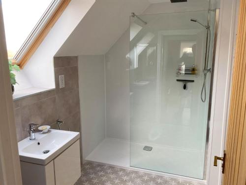 a bathroom with a shower and a sink at Coachmans Cottage - Ukc2773 in Sandwich