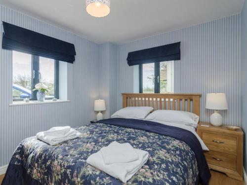 Llit o llits en una habitació de Coachmans Cottage - Ukc2773