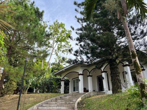 una casa bianca con scale che la conducono di Casa Terelinda Tagaytay ad Alfonso
