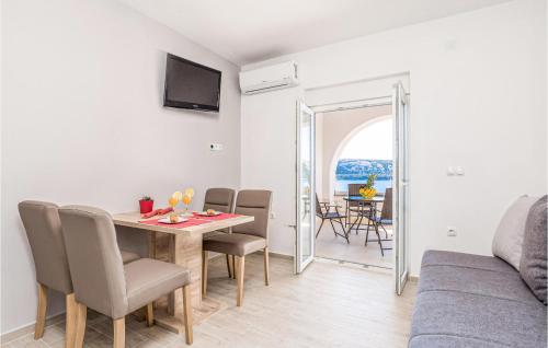 Posezení v ubytování Cozy Apartment In Stara Novalja