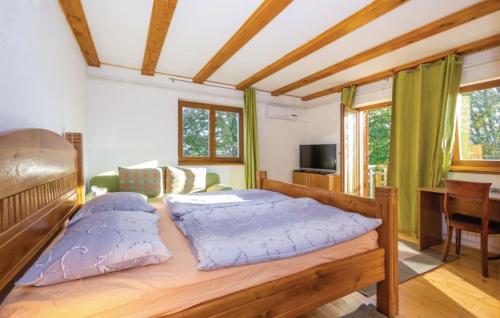 1 dormitorio con cama, sofá y TV en Villa Monte - luxurious retreat, en Plaški