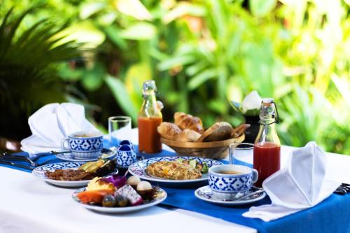 暹粒的住宿－吳哥村酒店，一张蓝色的桌子,上面放着食物和饮料