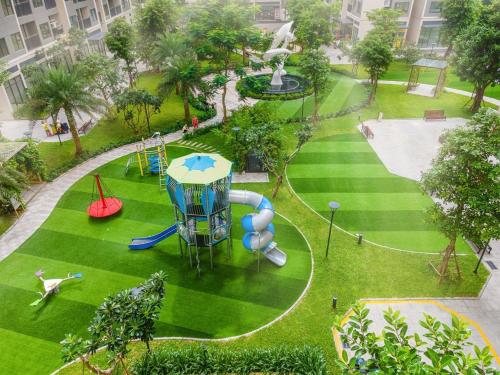 - Vistas aéreas a un parque con parque infantil en The Charm - Vacation in Vinhome Ocean Park, en Gia Lâm Pho