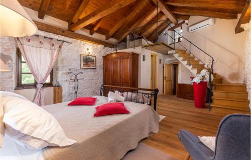 sypialnia z dużym łóżkiem z czerwonymi poduszkami w obiekcie Amazing Home In Krnica With Wifi w mieście Krnica