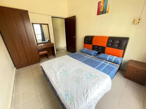 um quarto com uma cama grande e uma secretária em bayview villas homestay em Kampong Baharu