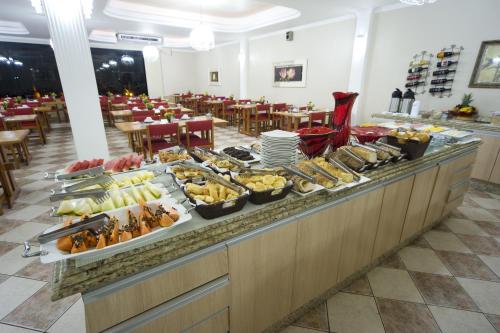 a buffet line with many different types of food at Hotel Nacional Inn Foz do Iguaçu in Foz do Iguaçu