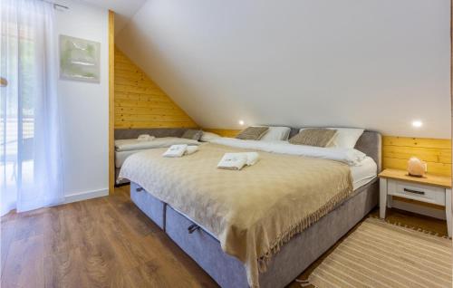 1 dormitorio con 2 camas y toallas. en Cozy Home In Buzim With Sauna en Bužim