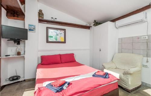 1 dormitorio pequeño con 1 cama y 1 silla en Amazing Home In Klada With House Sea View, en Donja Klada