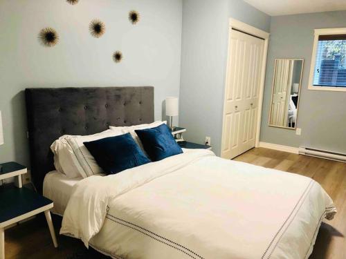 Postel nebo postele na pokoji v ubytování Olympic Views - Cozy Modern 2Br Suite