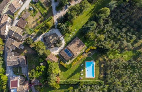 een uitzicht op een tuin met een huis en een zwembad bij Tenuta delle Rose - Country House in Piane