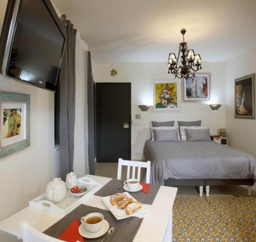 una camera con un letto e un tavolo con cibo sopra di Casa Christine a Taormina
