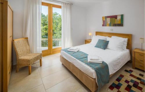 1 dormitorio con 1 cama, 1 silla y 1 ventana en 4 Bedroom Gorgeous Home In Baredine, en Donje Baredine