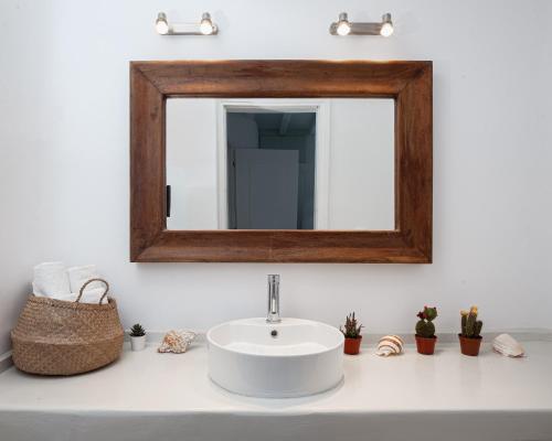 bagno con lavandino e specchio di Villa Hola Mykonos a Mykonos Città