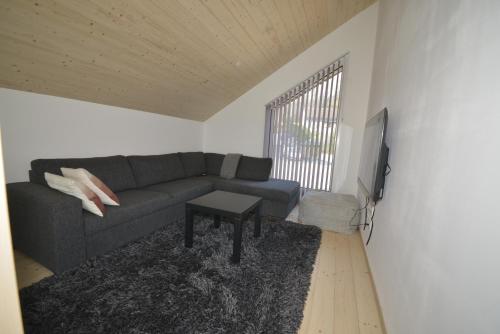 a living room with a couch and a table at Le Clos des Marronniers in Ecques