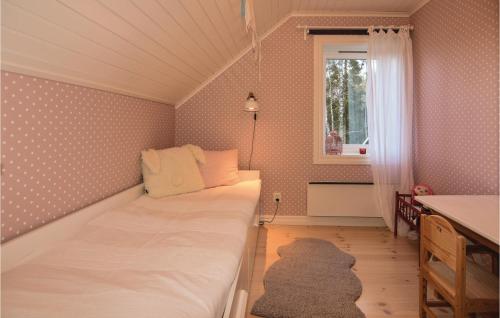 Amazing Home In Kristinehamn With Wifi tesisinde bir odada yatak veya yataklar
