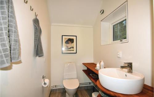 y baño con lavabo y aseo. en Amazing Home In Kristinehamn With Wifi en Kristinehamn