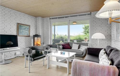 Khu vực ghế ngồi tại Four-Bedroom Holiday Home In Faaborg