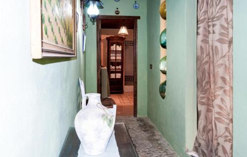 un vaso bianco seduto su un tavolo in un corridoio di Awesome Home In Arenas Del Rey With Wifi ad Arenas del Rey