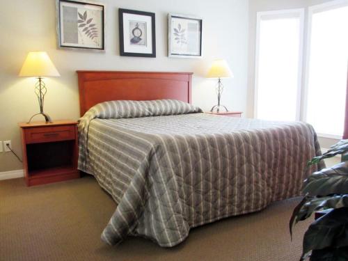 A bed or beds in a room at Paradise Canyon Golf Resort, Signature Condo 382