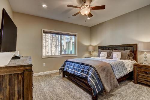 1 dormitorio con 1 cama y ventilador de techo en Tahoe Woods Hideout en South Lake Tahoe