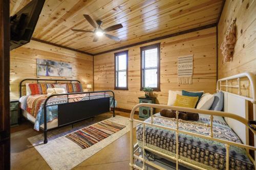 1 dormitorio con 2 literas en una cabaña de madera en Indian Springs Lodge, en Broken Bow
