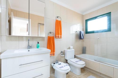 プエルト・デ・ラ・クルスにあるPrime Homes Taoro Atticのバスルーム(洗面台、トイレ、バスタブ付)