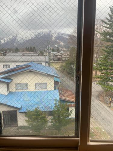 Pemandangan gunung umum atau pemandangan gunung yang diambil dari apartmen