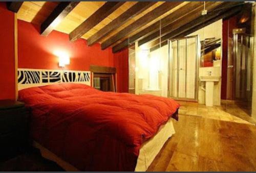 1 dormitorio con 1 cama grande de color rojo en una habitación en Casa rural ignaciano Landetxea en Bujanda