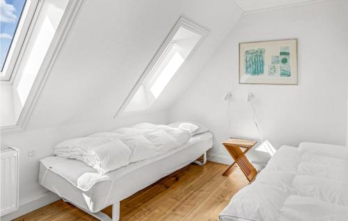 Postel nebo postele na pokoji v ubytování Cozy Home In Svaneke With House Sea View