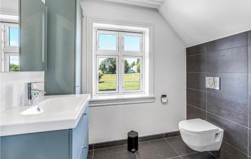 Koupelna v ubytování Cozy Home In Svaneke With House Sea View