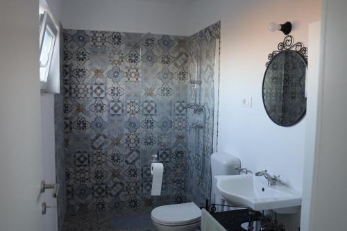 uma casa de banho com um WC e um lavatório em Apartman Pablo em Poreč
