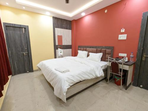 En eller flere senge i et værelse på Hotel TRS Inn