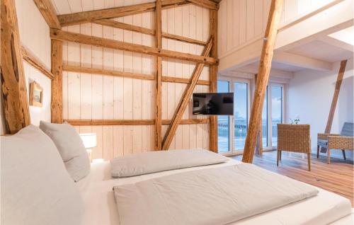 1 dormitorio con 1 cama blanca y TV en 4 Bedroom Awesome Home In Langenhorn, en Langenhorn